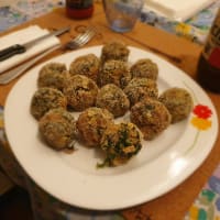 Albóndigas de carne al horno y espinacas