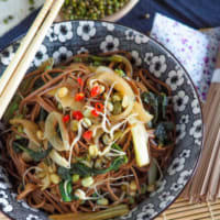 Soba noodles piccanti con germogli e verdure