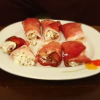 Involtini di speck salsiccia e philadelphia mousse