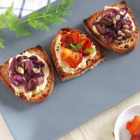 Crostini with chickpea hummus with capers