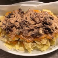 Pastel de patata con calabaza y crema de cúrcuma y achicoria Pastel de patata con calabaza y crema de cúrcuma y achicoria
