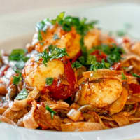 Tagliatelle de espelta con vieiras y tomate