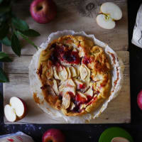 Gluten-free tart with apples and plum jam