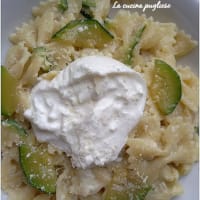 Pasta with zucchini and burrata