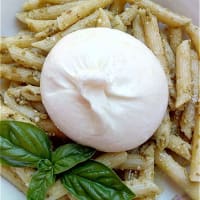 Ñoquis con pesto y burrata Ñoquis con pesto y burrata