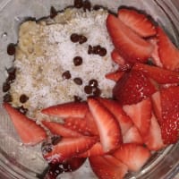 Porridge cocco cioccolato e fragole