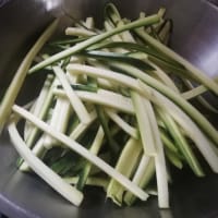 Spaghetti di zucchine marinati. step 1