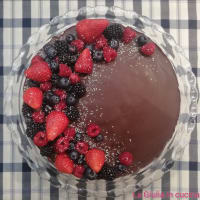 Cheesecake with chocolate glaze and berries