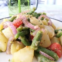 Insalata di patate con fagiolini, pomodori e cipolle