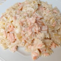 Farfalle con crema y salmón