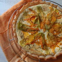 Torta salata con ricotta, menta e fiori di zucca