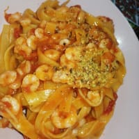 Tagliatelle in salsa di pomodorini e gamberetti