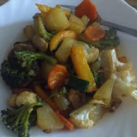 Patate con verdure a forno