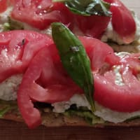 Bruschetta proteica vegana estiva