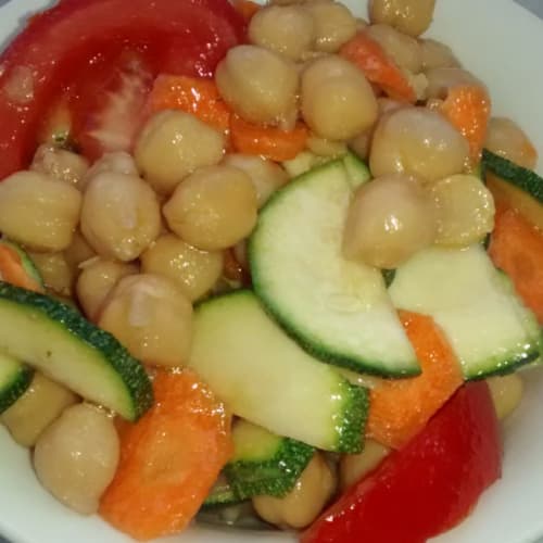 Salad of white chickpea