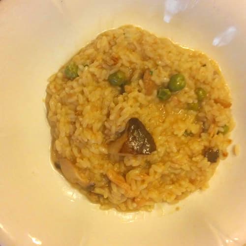 Risotto con setas, frutos secos y guisantes