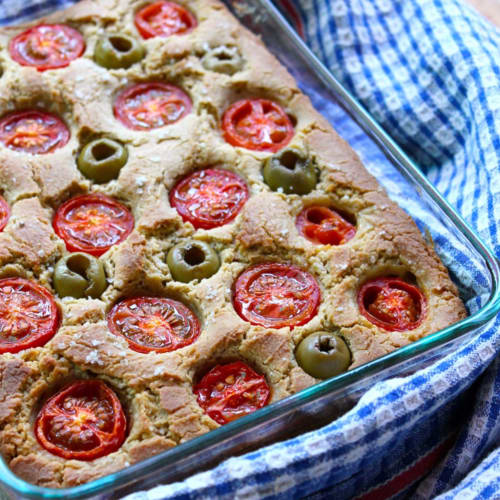 Focaccia pugliese alle olive verdi e pachino