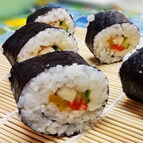 Sushi con tofu y verduras