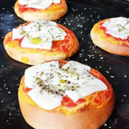 Las pequeñas pizzas con arroz mozzarella