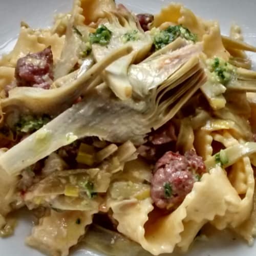 Tagliatelle con carciofi e salsiccia