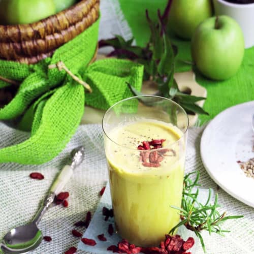Juice with rosemary and apple