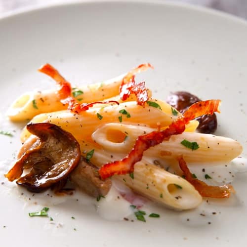 Penne con tocino, setas y trufa negro