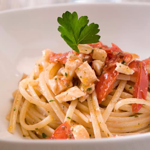 Linguini con pez espada y tomates cherry