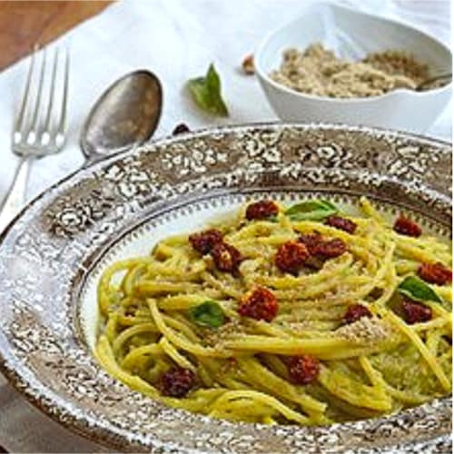 Spaghetti con crema di zucchine e bacche di physal