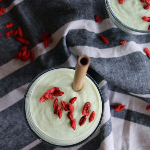 Frullato di avocado, lemongrass e pera con bacche di goji