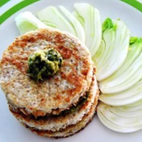 tortilla de huevo con hojas de brócoli pesto