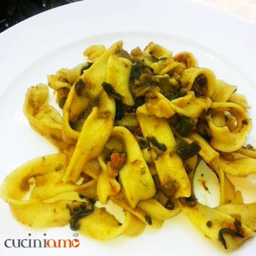 Tagliatelle girate alle verdure speziate