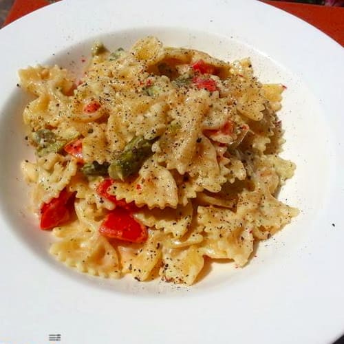 Farfalle con ricotta y pesto de almendras, espárragos y tomates cherry