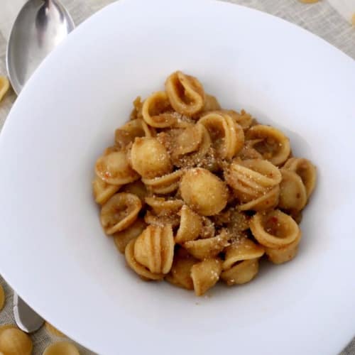 Pasta with cauliflower, anchovies and breadcrumbs