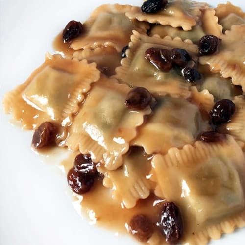 Ravioli vegani con salsa al tè nero e uvetta