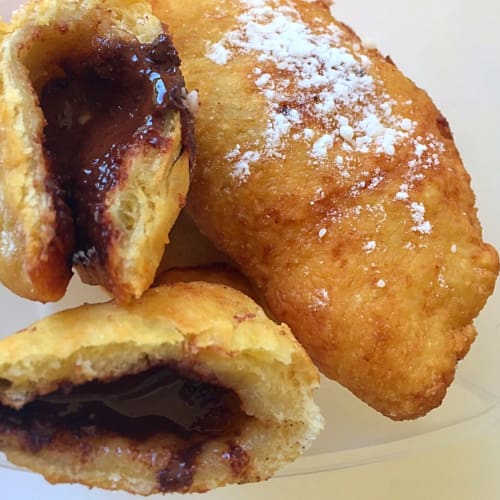 Calzoncini fritti con cuore di cioccolato fondente