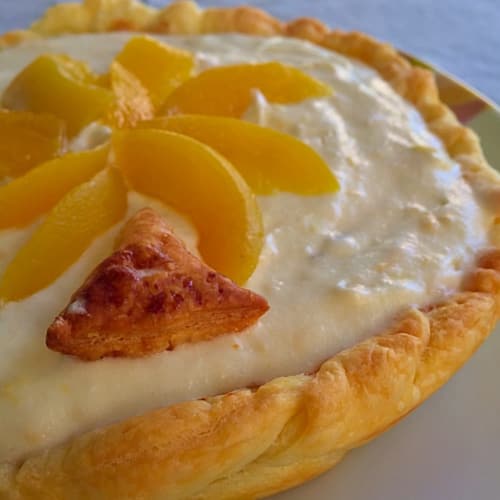 Pastel de queso con melocotón en almíbar