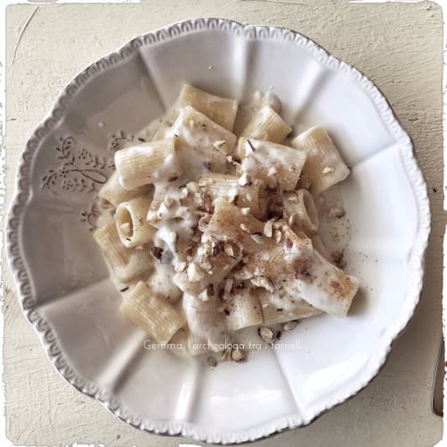 Mezzi rigatoni alla bottarga e fonduta di fior di latte, con nocciole