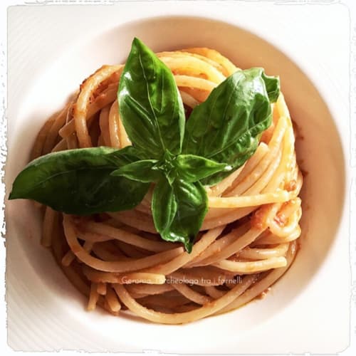 Spaghettoni al pesto di pomodori secchi e basilico