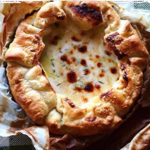 Torta brisè con crema di stracchino, cotto e origano secco