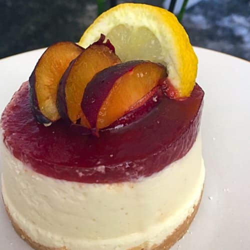 Cheese cake with plums