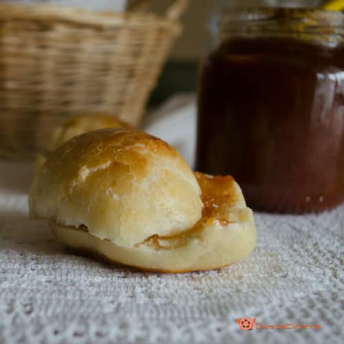 rollos de leche con mermelada de ciruela