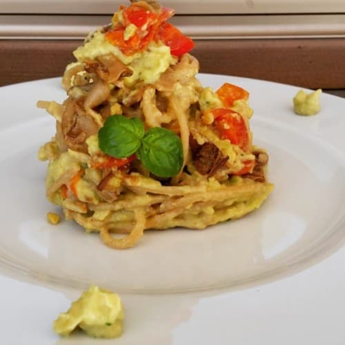 Wholemeal spaghetti with avocado pesto, porcini and datterini