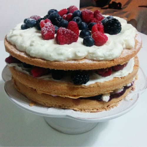 Naked cake with berries