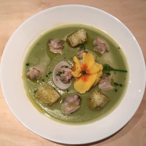 Cream of peas with water clams and croutons