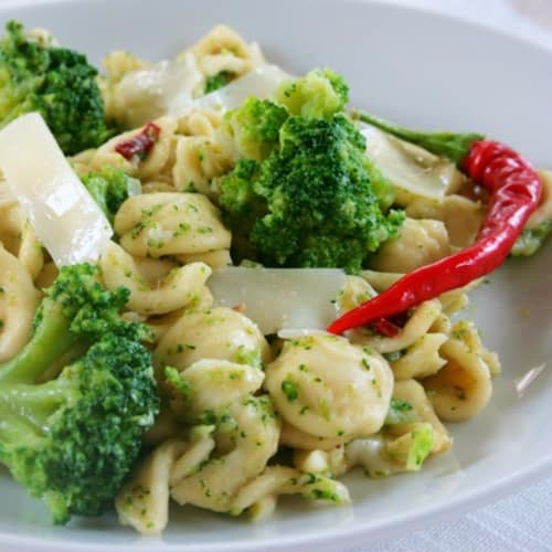 Orecchiette con brócoli picante