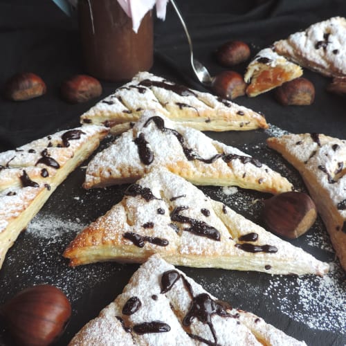 Triángulos de pasta rellenos de crema de castañas