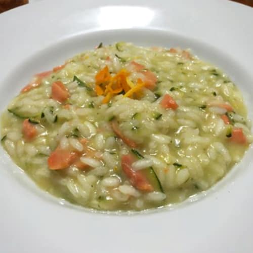 Risotto con salmone affumicato, zucchine e agrumi