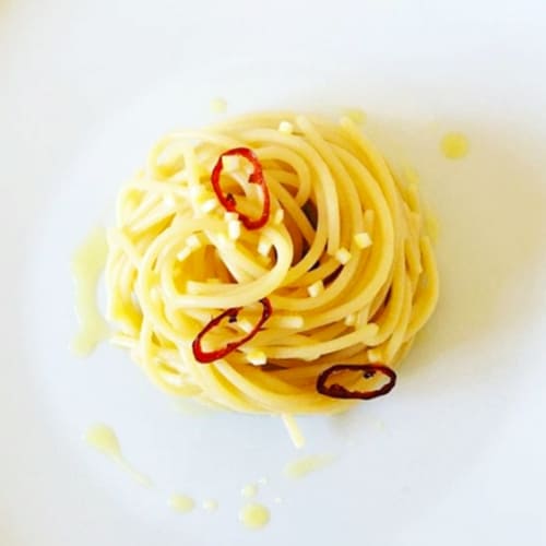 Espaguetis con ajo y aceite de oliva con aroma de limón