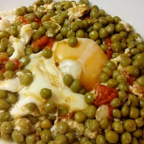 Guisantes con huevos escalfados