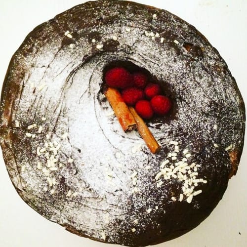 Panettone filled with ricotta and chocolate with cinnamon and raspberry